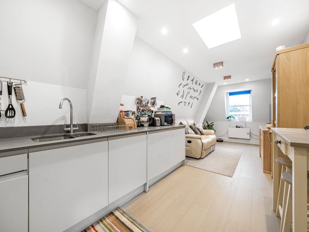 1 bed flat for sale in Guildford, Surrey GU1, £235,000