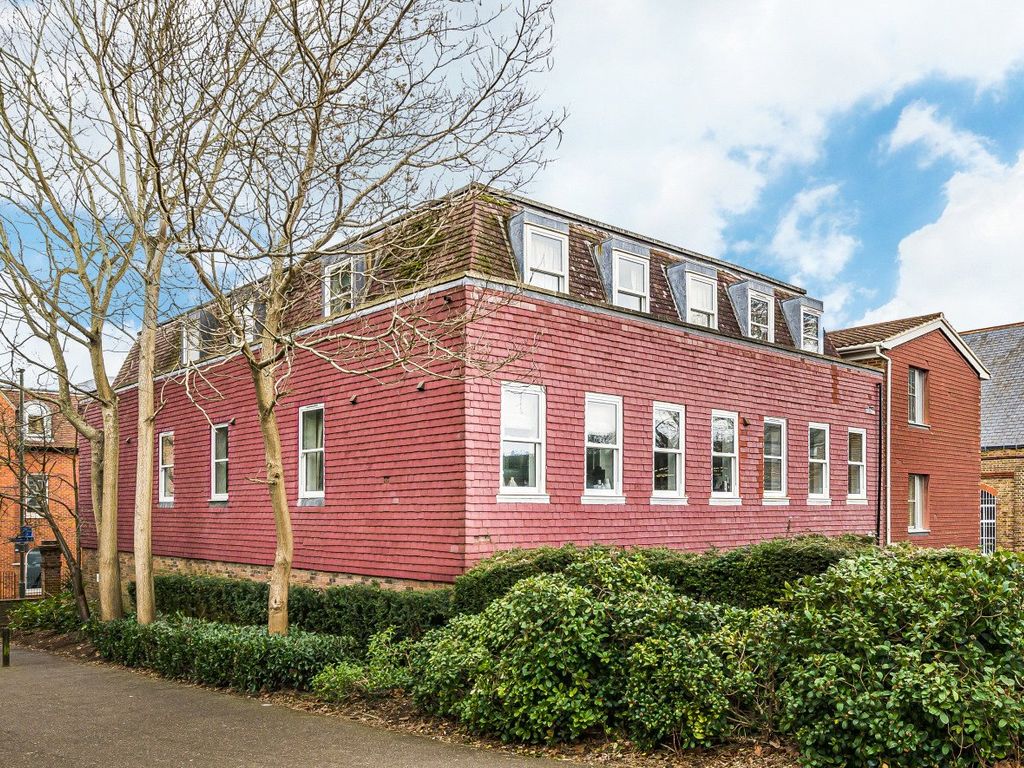 1 bed flat for sale in Guildford, Surrey GU1, £235,000