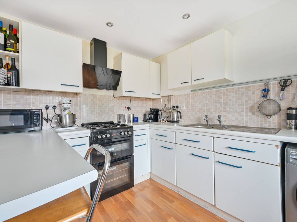 2 bed flat for sale in Park Road, North Kingston, Kingston Upon Thames KT2, £225,000