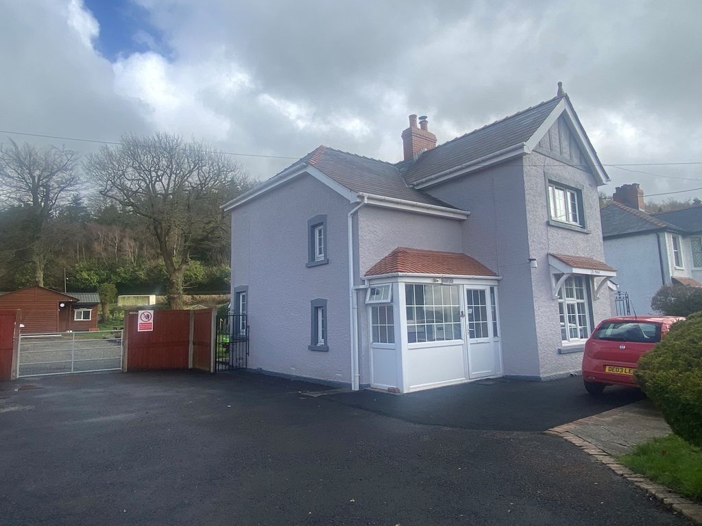 3 bed detached house for sale in Llanybydder SA40, £299,950