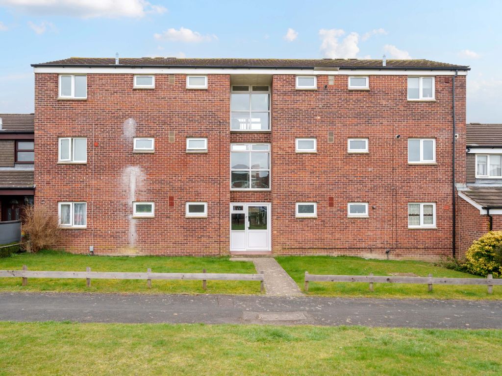 1 bed flat for sale in Sutherland Court, Andover SP10, £96,500