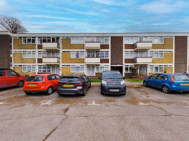 2 bed flat for sale in Ifield Drive, Ifield, Crawley RH11, £200,000