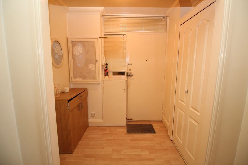 2 bed flat for sale in Ifield Drive, Ifield, Crawley RH11, £200,000