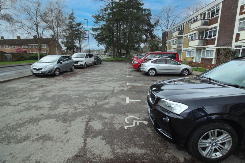 2 bed flat for sale in Ifield Drive, Ifield, Crawley RH11, £200,000