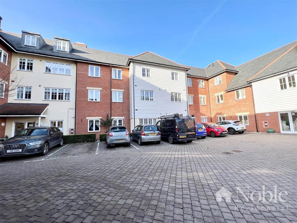 2 bed flat for sale in Ongar Road, Brentwood CM15, £300,000
