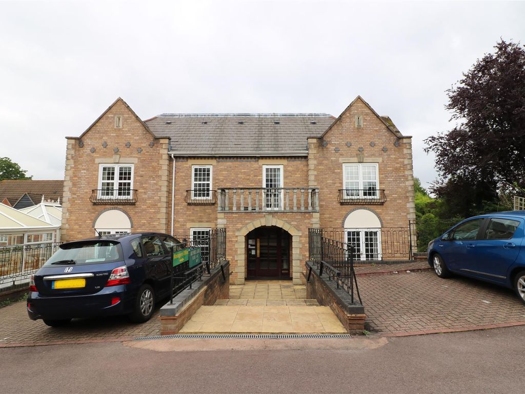 2 bed flat for sale in Park Lane, Reading RG31, £170,000