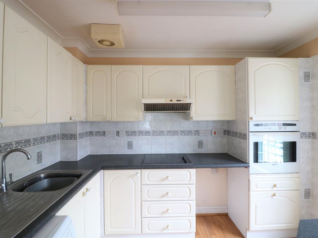 2 bed flat for sale in Park Lane, Reading RG31, £170,000