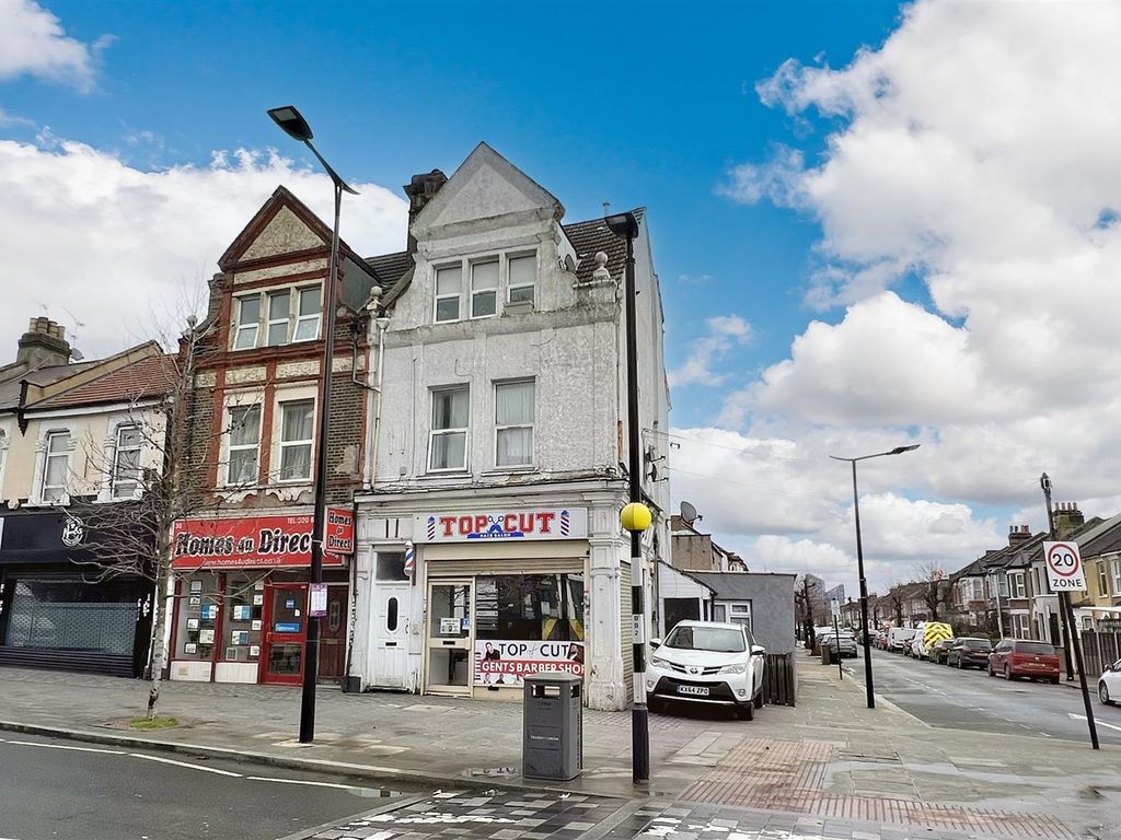 2 bed flat for sale in Station Road, London E12, £273,000