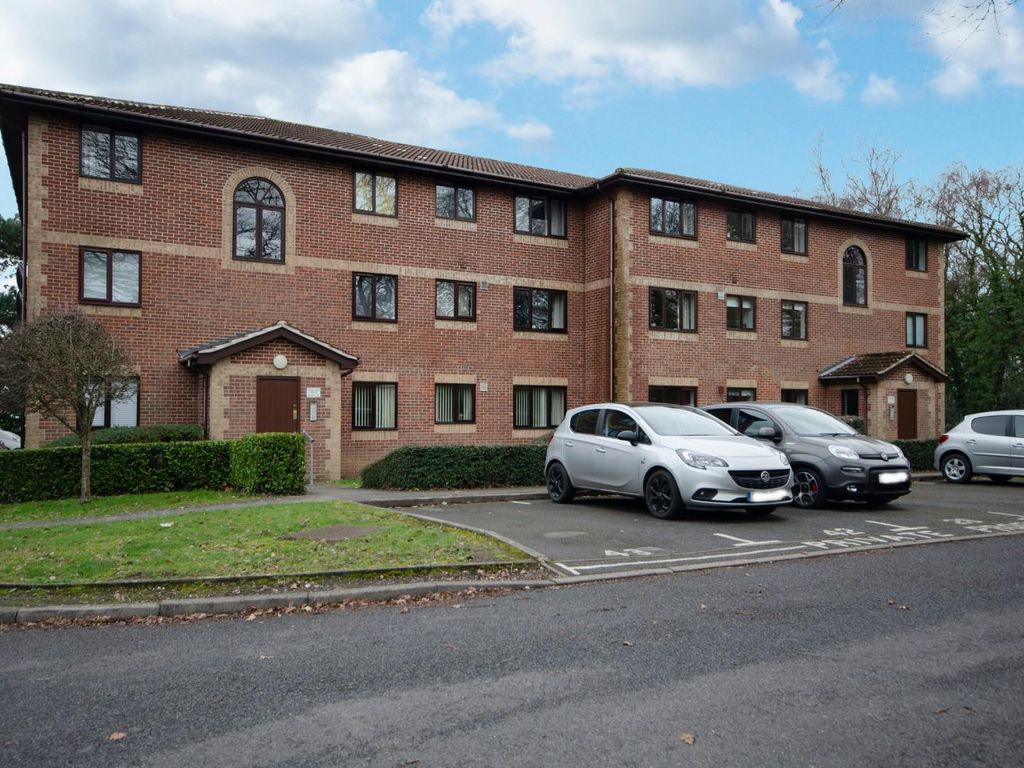 1 bed flat for sale in Barrow Down Gardens, Netley Common, Southampton SO19, £130,000
