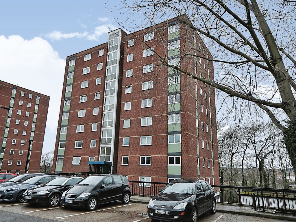 2 bed flat for sale in Porchester Mead, Beckenham BR3, £230,000