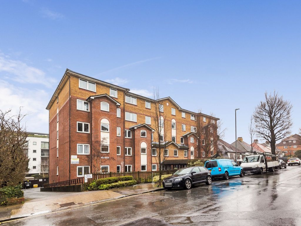 2 bed flat for sale in Holland Road, Hove BN3, £190,000