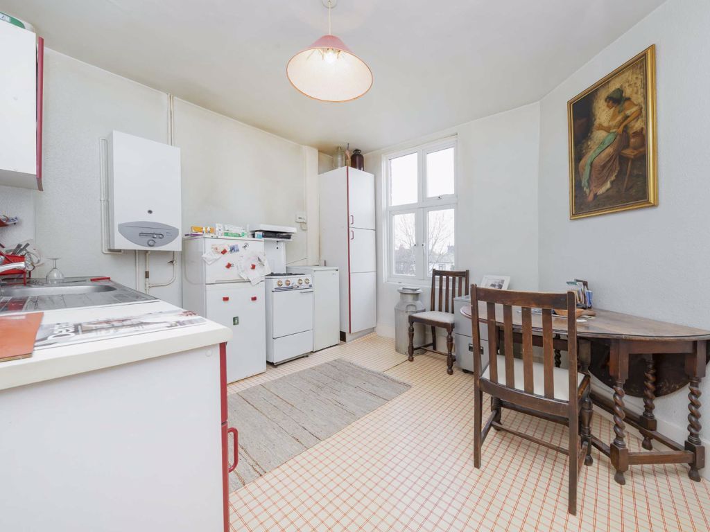 2 bed flat for sale in Audley Road, London NW4, £325,000