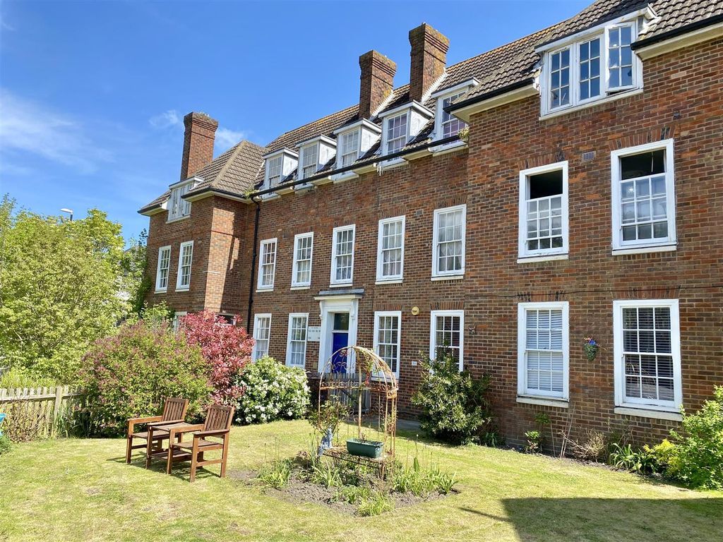 3 bed flat for sale in The Bourne, Hastings TN34, £250,000