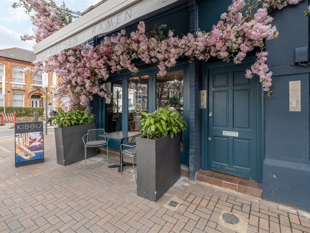 1 bed flat for sale in Northcote Road, Clapham SW11, £300,000