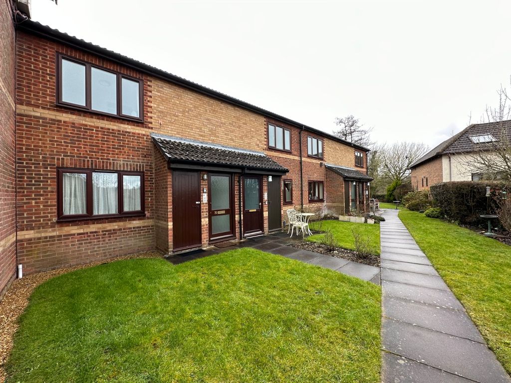 1 bed flat for sale in St. Marys Close, Alton, Hampshire GU34, £115,000