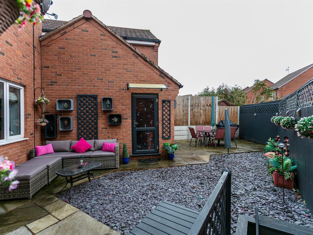 3 bed detached house for sale in Kirkpatrick Drive, Wordsley DY8, £299,995