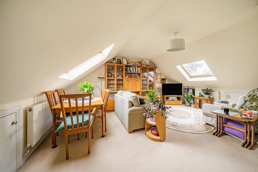 2 bed flat for sale in Newbury, Berkshire RG14, £170,000