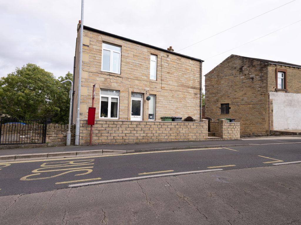 6 bed detached house for sale in Cross Bank Road, Batley WF17, £250,000