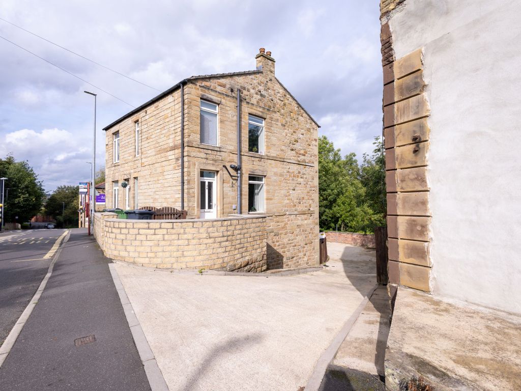 6 bed detached house for sale in Cross Bank Road, Batley WF17, £250,000