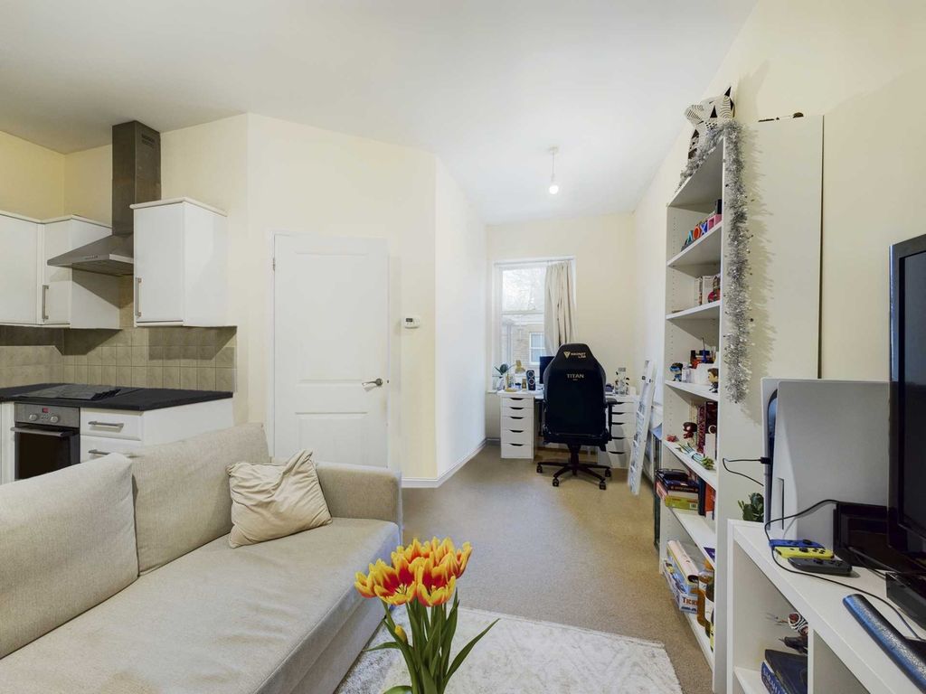 1 bed flat for sale in Frogmore Street, Tring HP23, £180,000