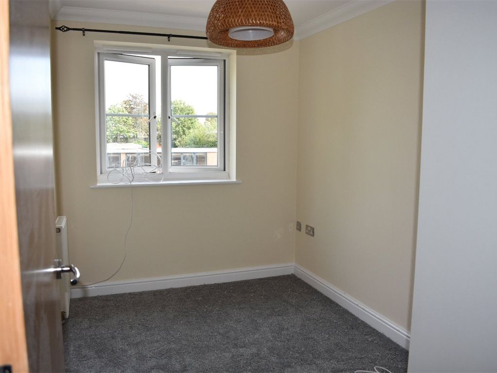 2 bed flat for sale in Park Street, Aylesbury HP20, £170,000