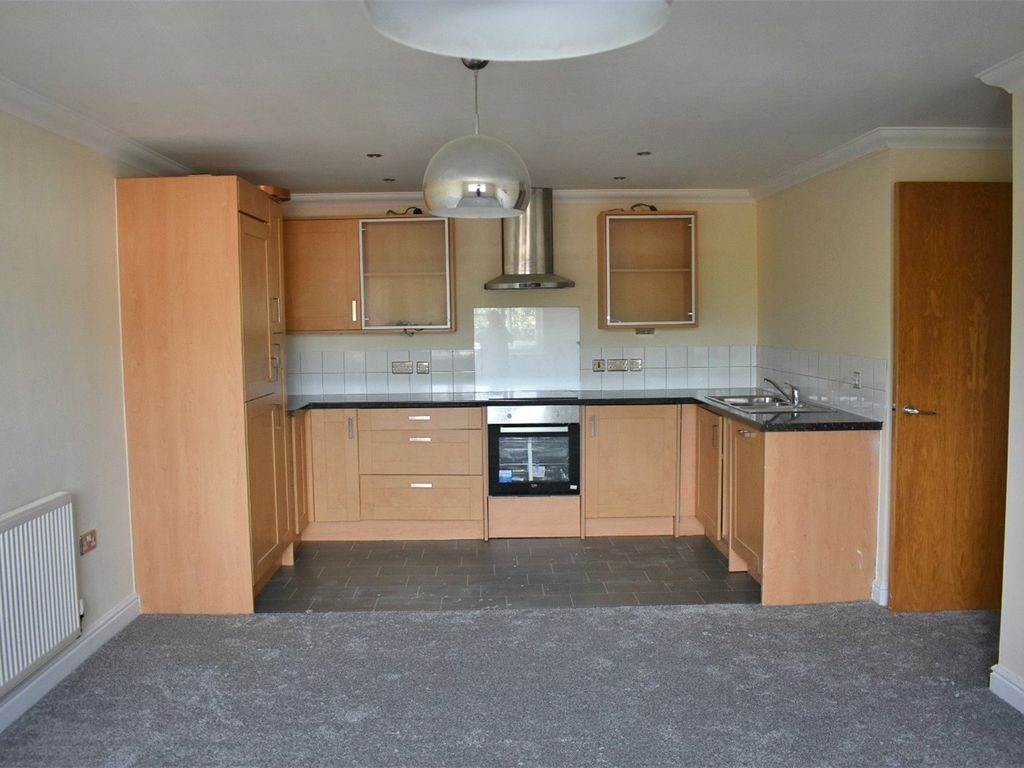 2 bed flat for sale in Park Street, Aylesbury HP20, £170,000