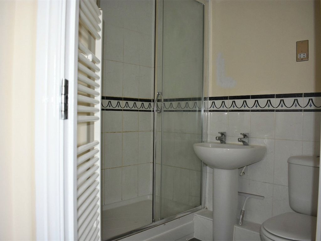 2 bed flat for sale in Park Street, Aylesbury HP20, £170,000