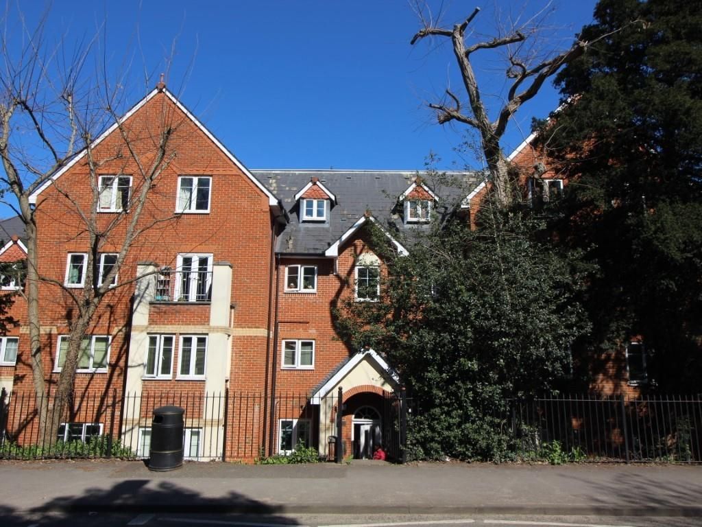 2 bed flat for sale in Skelton Court, Connaught Road, Reading RG30, £250,000
