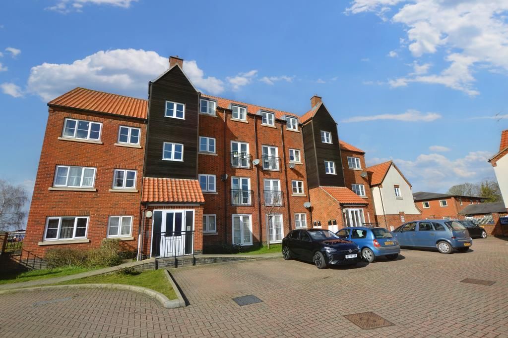 2 bed flat for sale in Commercial Road, Dereham NR19, £140,000
