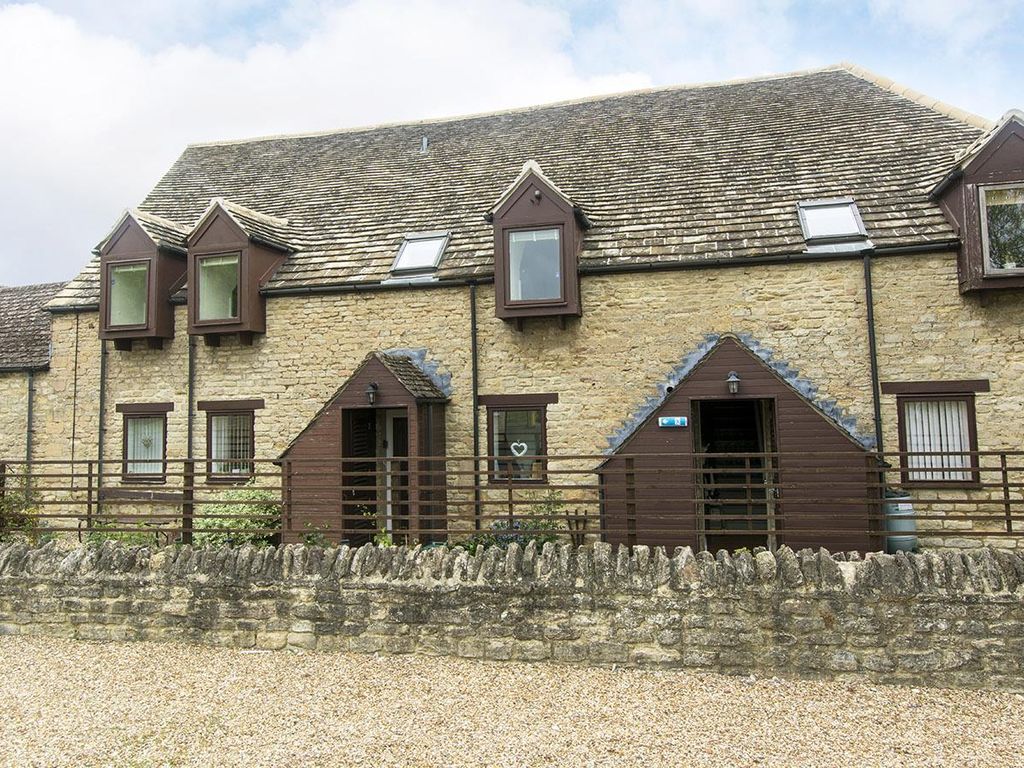 2 bed flat for sale in Trent House, Riverside Maltings, Oundle PE8, £140,000