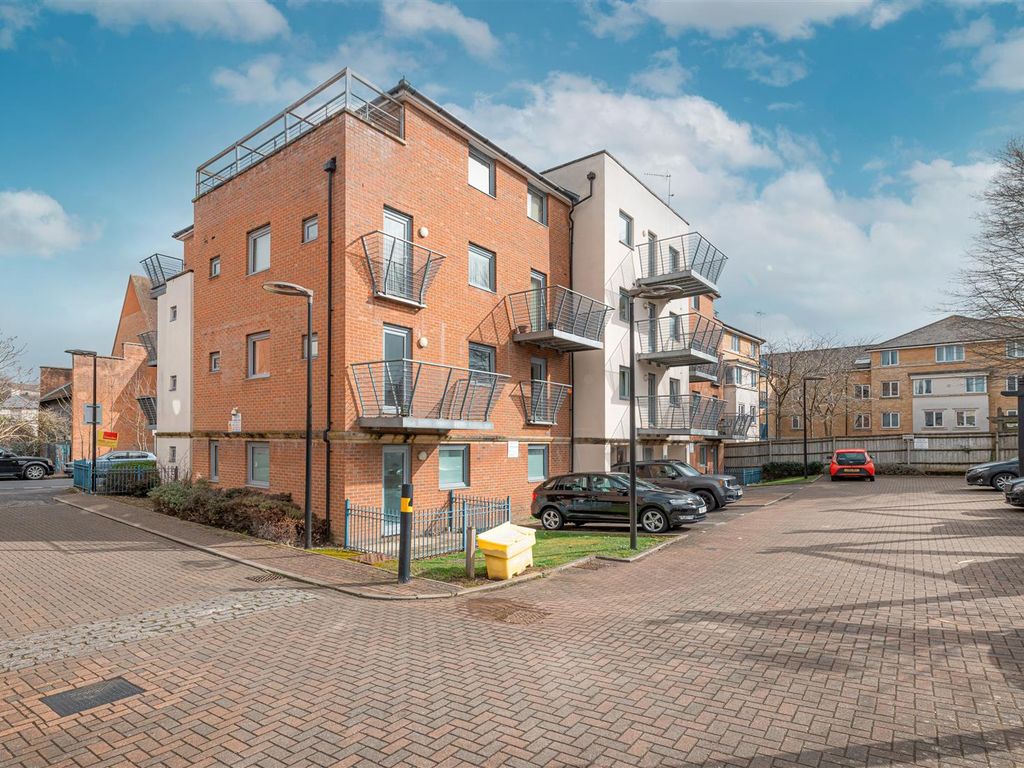 2 bed flat for sale in West End Road, High Wycombe HP11, £280,000