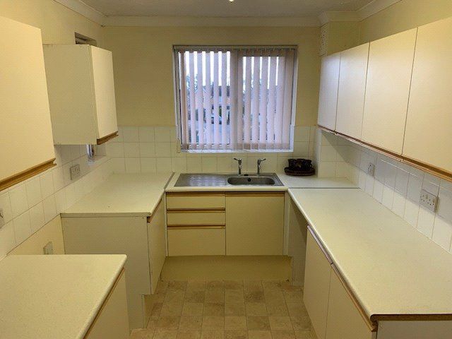 2 bed flat for sale in Lordsgrove Close, Tadworth KT20, £99,500