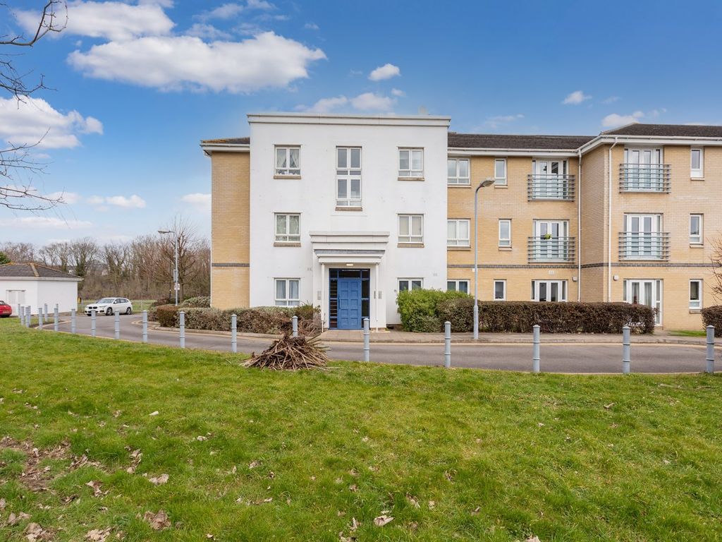 2 bed flat for sale in Sovereign Heights, Langley SL3, £260,000