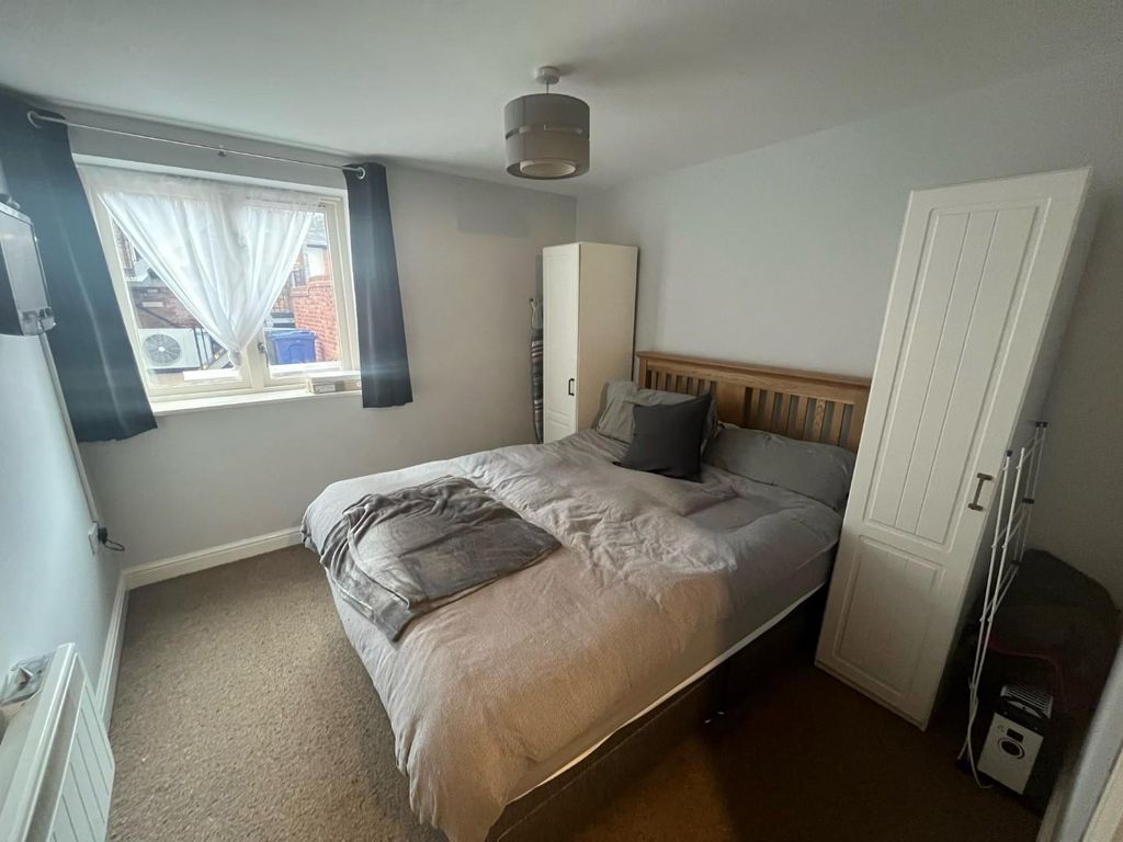 1 bed flat for sale in Market Place, Bawtry, Doncaster DN10, £80,000