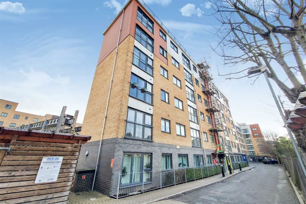 1 bed flat for sale in Millstone Close, London E15, £250,000