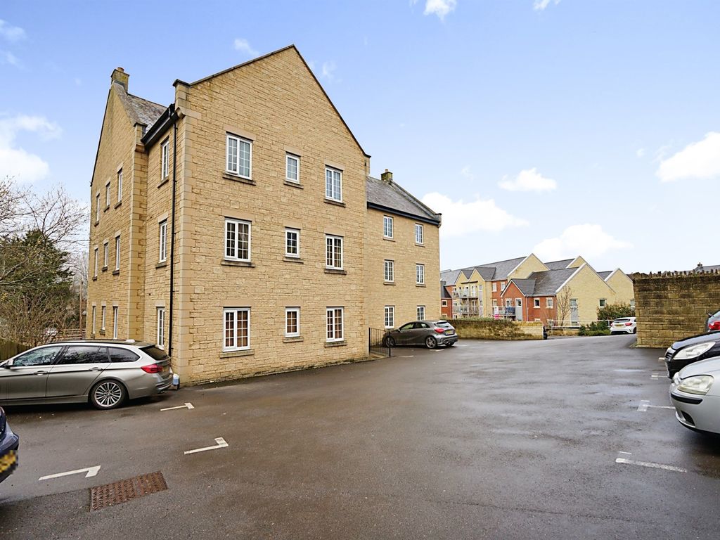 2 bed flat for sale in Flowers Yard, Chippenham SN15, £180,000