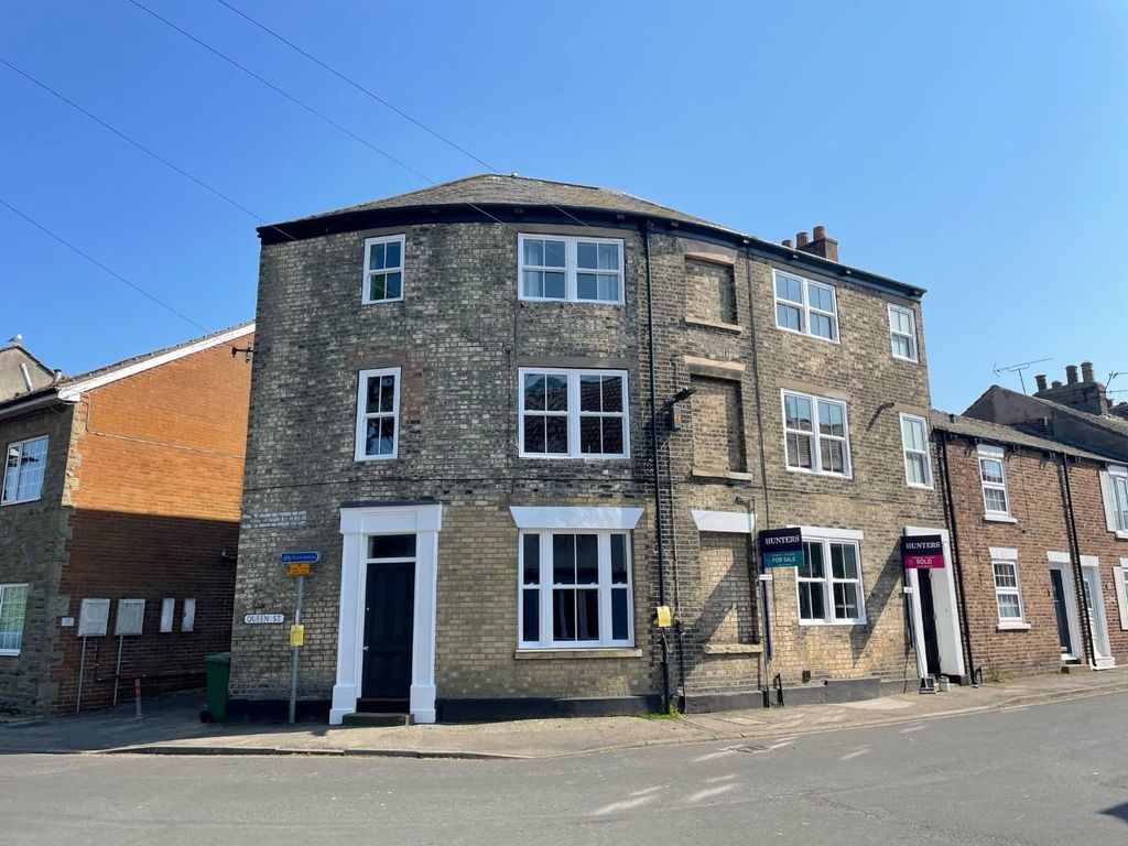 2 bed flat for sale in Church Street, Filey YO14, £150,000