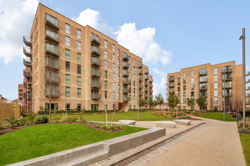 1 bed flat for sale in Slough, Berkshire SL1, £280,000