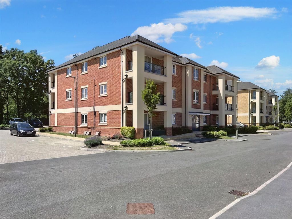 2 bed flat for sale in Hurst Avenue, Blackwater, Camberley GU17, £293,950