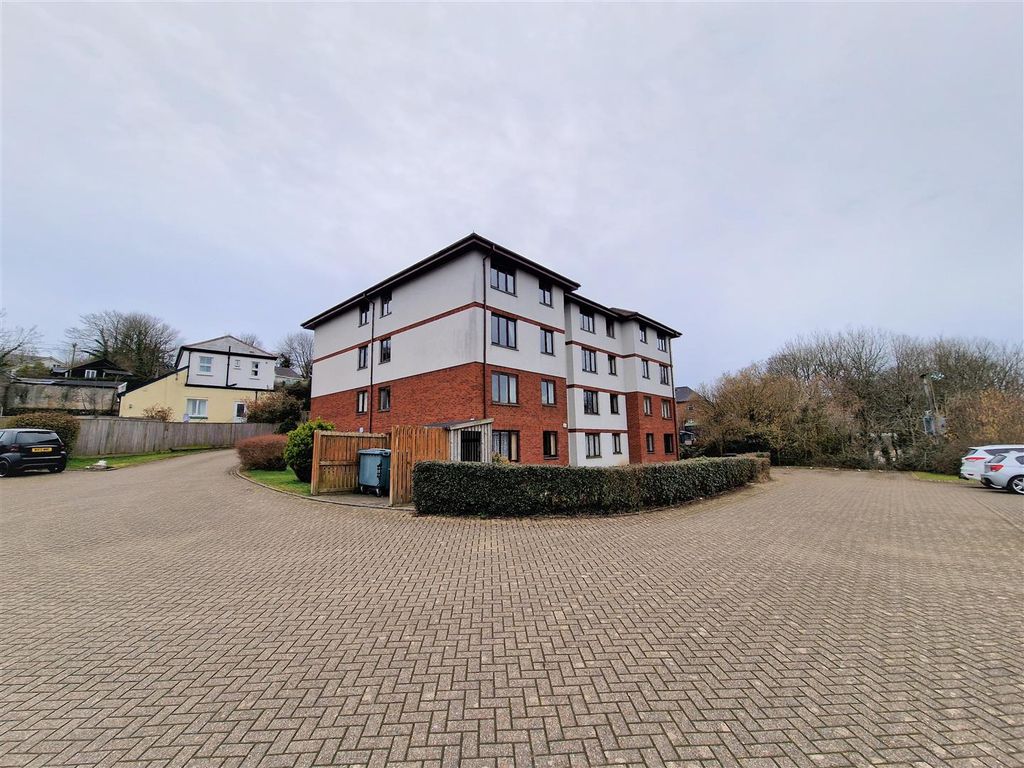 2 bed flat for sale in Prouts Court, Launceston PL15, £125,000