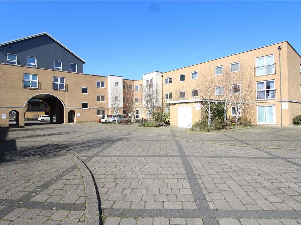 2 bed flat for sale in Kenway, Southend-On-Sea SS2, £200,000