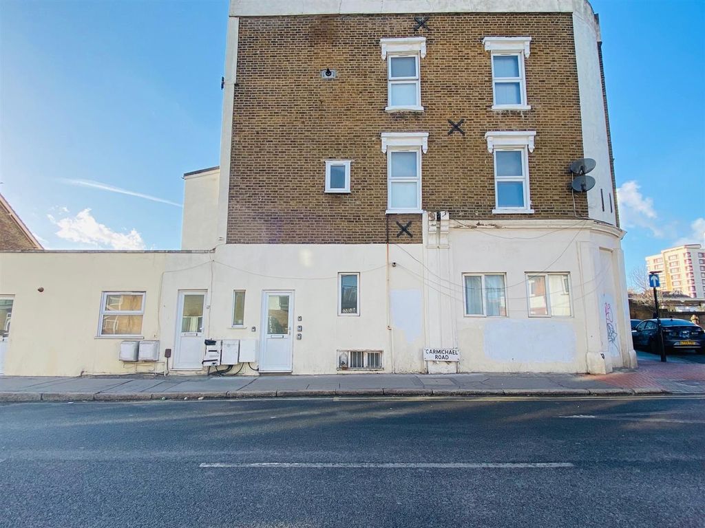 1 bed flat for sale in Clifford Road, London SE25, £145,000