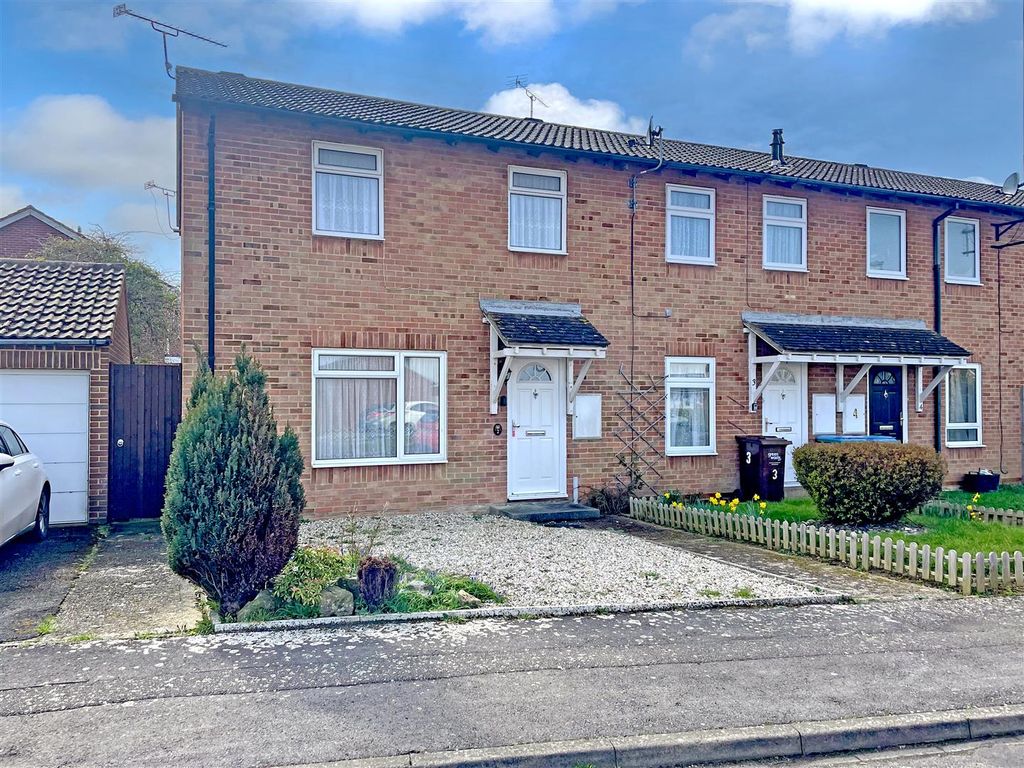 3 bed end terrace house for sale in Solway Close, Littlehampton BN17, £295,000