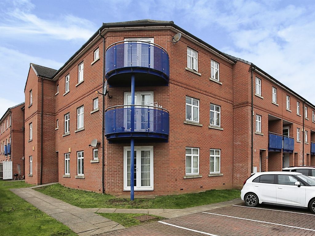 2 bed flat for sale in Fletton Avenue, Peterborough PE2, £140,000