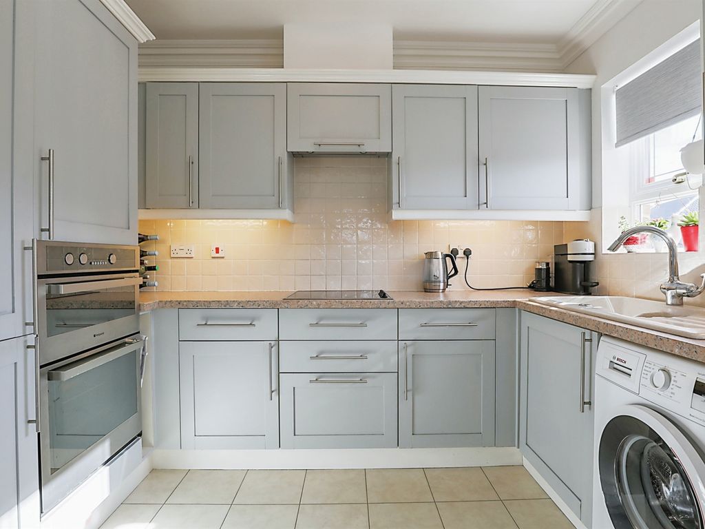 2 bed flat for sale in Barclay Mews, Cromer NR27, £250,000