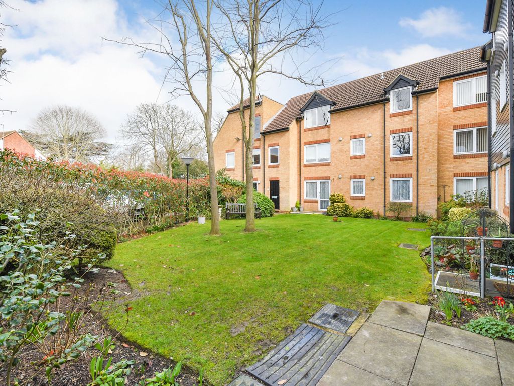 1 bed flat for sale in Sawyers Hall Lane, Brentwood, Essex CM15, £110,000