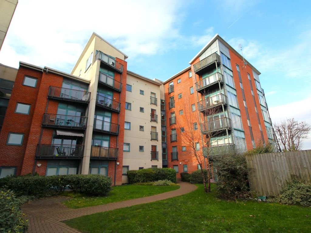 3 bed flat for sale in Pocklington Drive, Wythenshawe, Manchester M23, £170,000