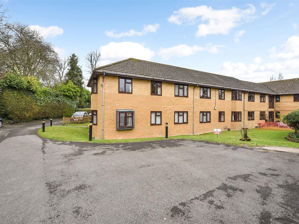 2 bed flat for sale in Micheldever Road, Andover SP10, £110,000