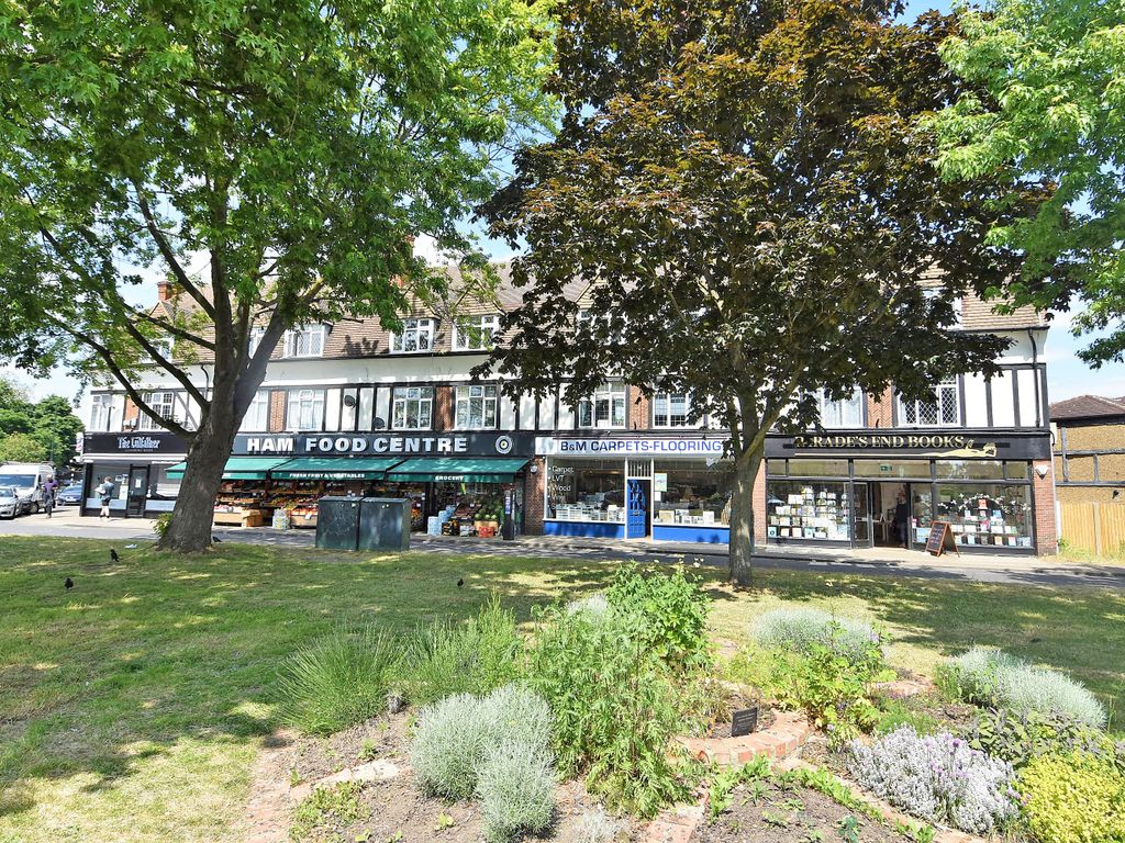 2 bed flat for sale in Richmond Road, North Kingston KT2, £295,000