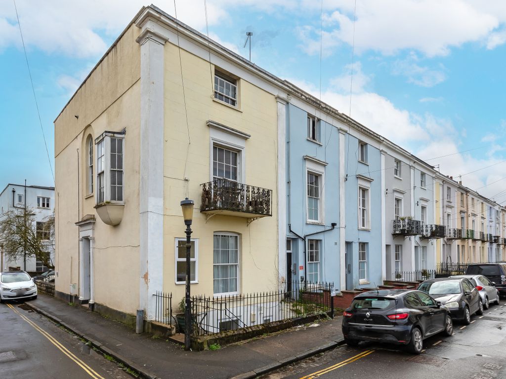 2 bed flat for sale in Oakfield Place, Clifton, Bristol BS8, £300,000